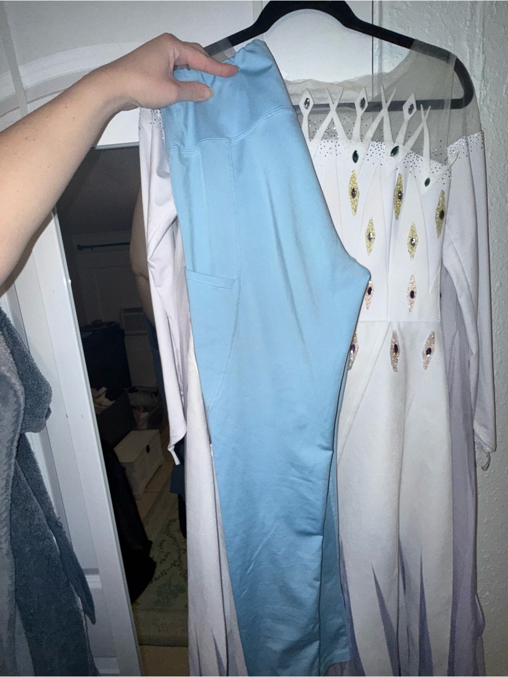 Elsa Frozen II + Leggings Costume - Picture 5 of 5